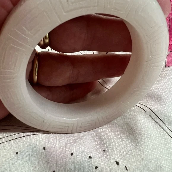 White jade Patterned Bangle - Picture 5 of 6